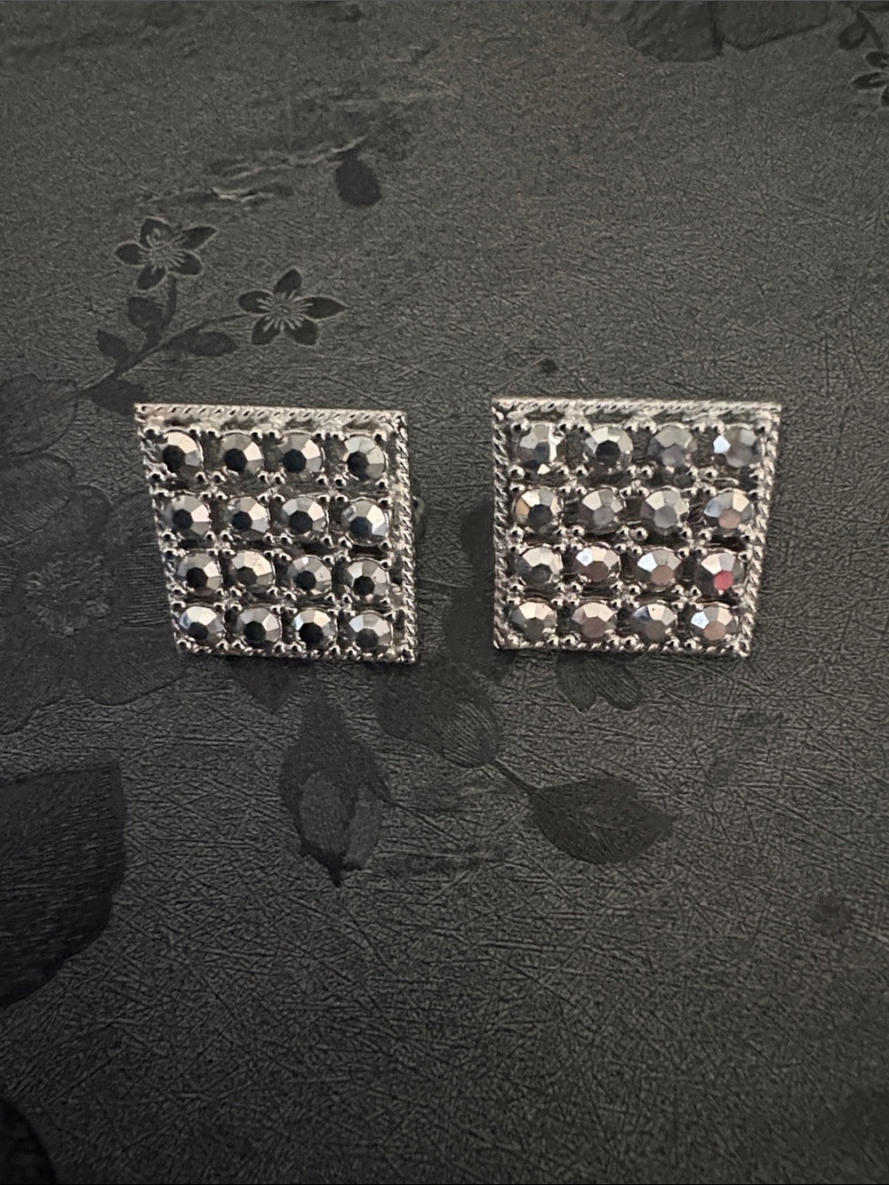VINTAGE SHIMMERY SILVER-TONE ACCENTED LEVERBAeCK 1" EARRINGS